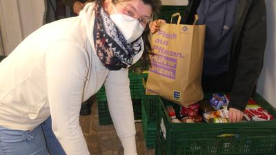 Zusammen mit Gerold Grimm und Katarina Berghoff packt Tafelleiter Helene Schäfer Lebensmitteltüten für Ukraineflüchtlinge zusammen, die jetzt in Baden-Baden ankommen
