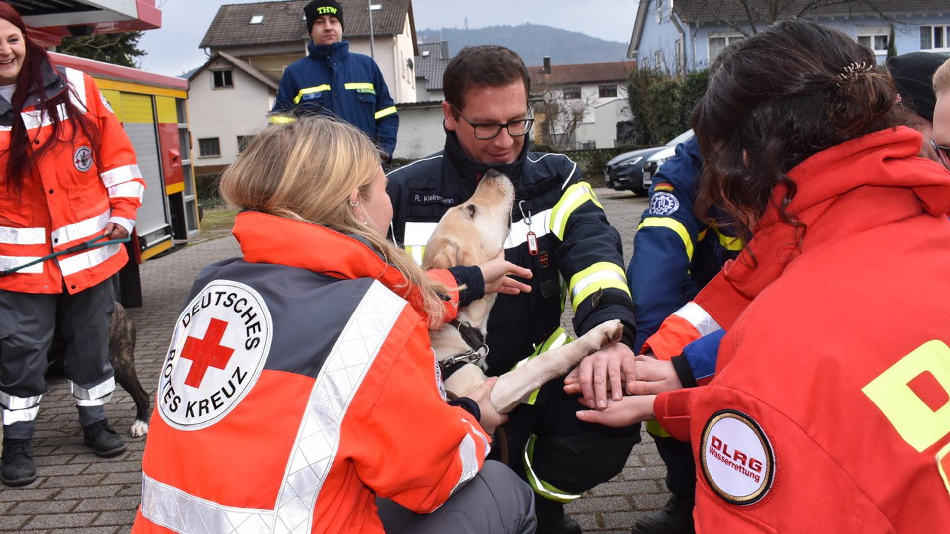 Fotoshooting in der Feuerwache SInzheim zum Tag des Notrufs: Hand in Hand arbeiten die Helfer bei Einsätzen zusammen, auch die tierischen.