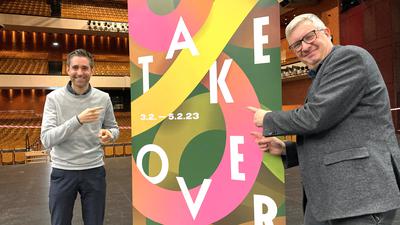  Dany Weyer (links) und Rüdiger Beermann präsentieren auf der großen Bühne des Festspielhauses einen Werbeträger für das Takeover-Festival. 