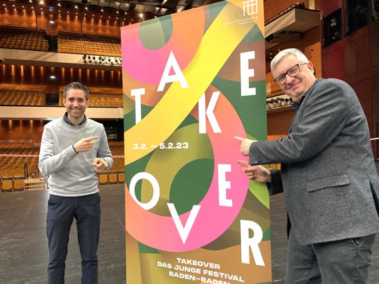  Dany Weyer (links) und Rüdiger Beermann präsentieren auf der großen Bühne des Festspielhauses einen Werbeträger für das Takeover-Festival. 