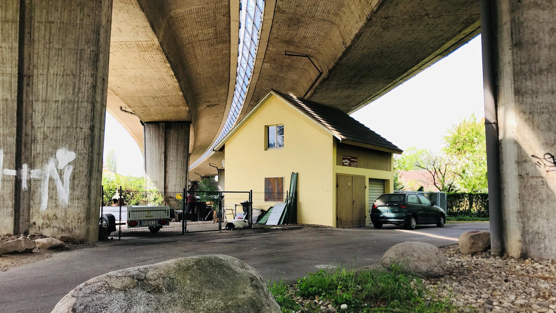 Ein Häuslein steht unter den mächtigen Betonpfeilern für die Europastraße (B500) in Baden-Baden.