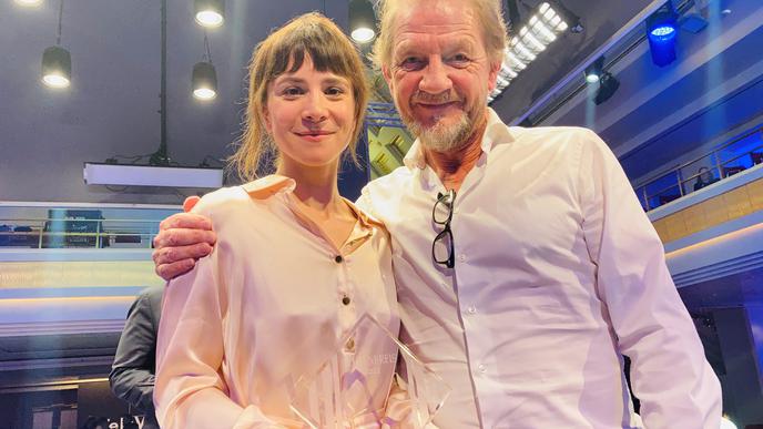 Ehrenpreisträgerin Aylin Tezel und Filmregisseur und Jurymitglied Sönke Wortmann bei der Preisverleihung der TeleVisionale im Kurhaus in Baden-Baden. 