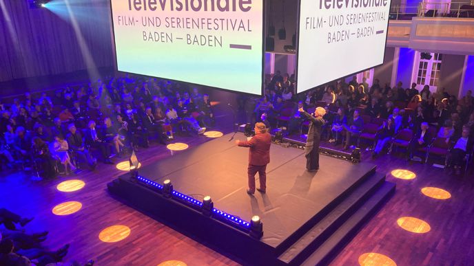 Die Festivalleitung mit Daniela Ginten und Urs Spörri bei der Preisverleihung der TeleVisionale im Kurhaus. 