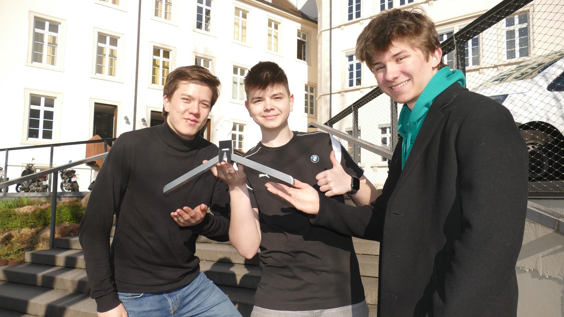  Elnar Askarov, Lucas Li, Johannes Huber und ein zusammen klappbarer Kleiderbügel 