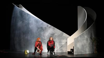 Zwei Schauspielerinnen des Theaters Baden-Baden sitzen in einem Szenenbild zu „Harold und Maude“.