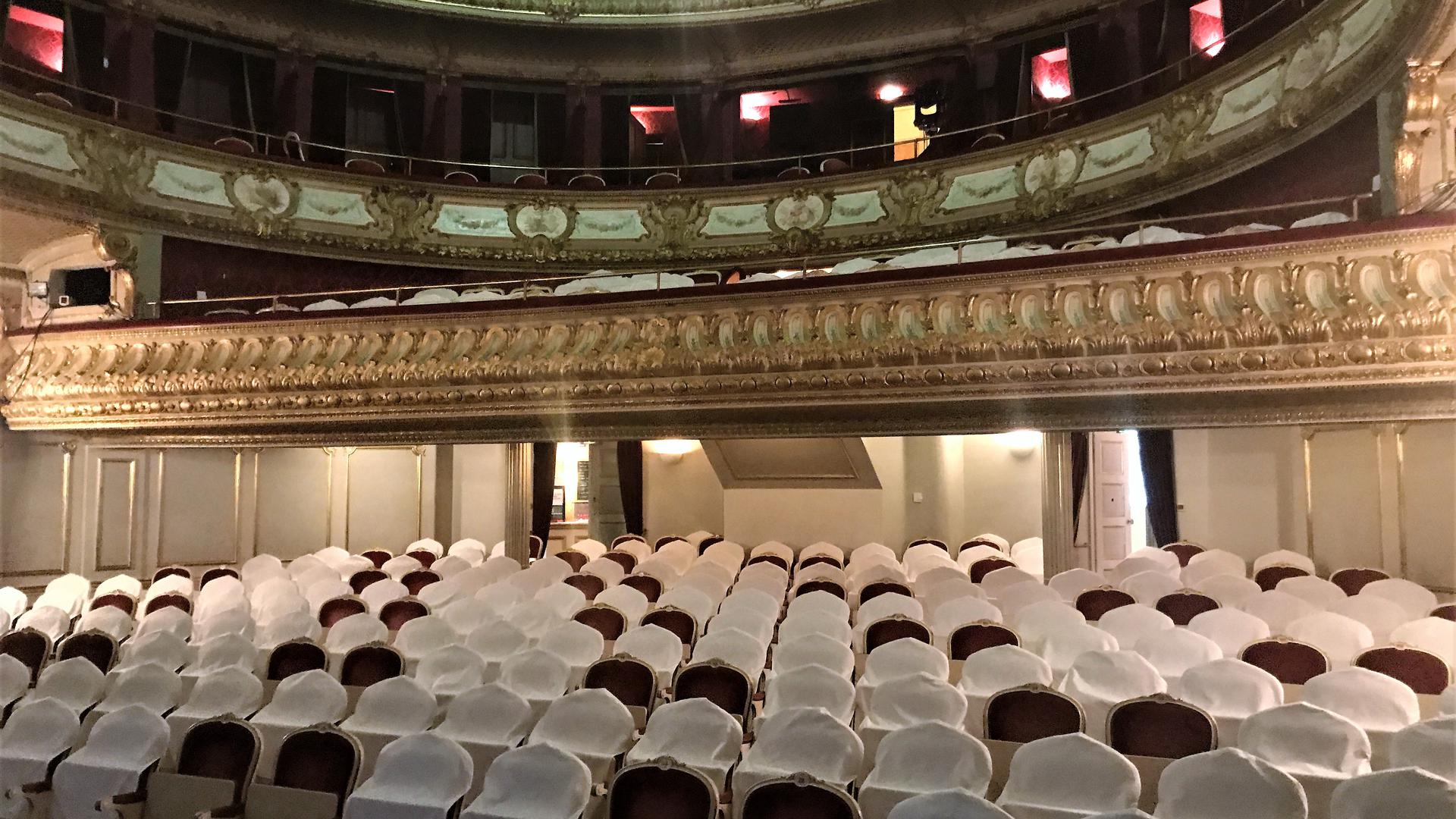 Viele Stühle im Zuschauerraum des Theaters Baden-Baden tragen weiße Hussen. Diese Plätze müssen leer bleiben.