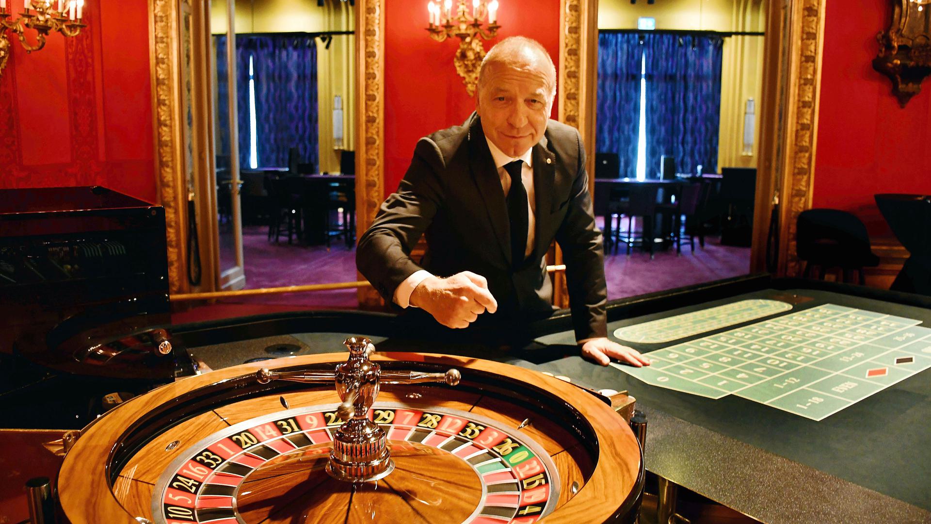 Thomas Schindler steht am Roulette-Tisch.