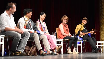Musikalische Einlage zum Start des „Willkommenstags“: Harald Fuhrmann,  Lhakpa Tsering, Tenzyn Zöchbauer, Nicola May und Nyima Dhondup mit tibetischer Laute bei der Eröffnung der Matinee. 