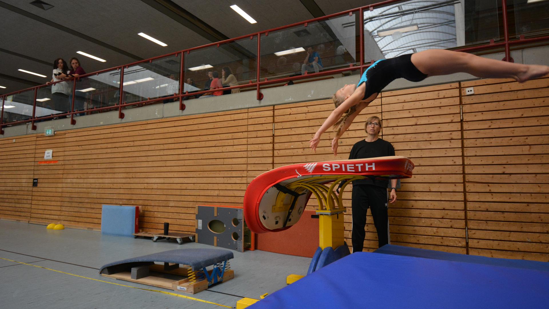 139 Teilnehmende haben in der Rheintalhalle Sandweier ihr Können gezeigt, hier die elfjährige Nadja beim Sprung. 