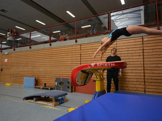 139 Teilnehmende haben in der Rheintalhalle Sandweier ihr Können gezeigt, hier die elfjährige Nadja beim Sprung. 
