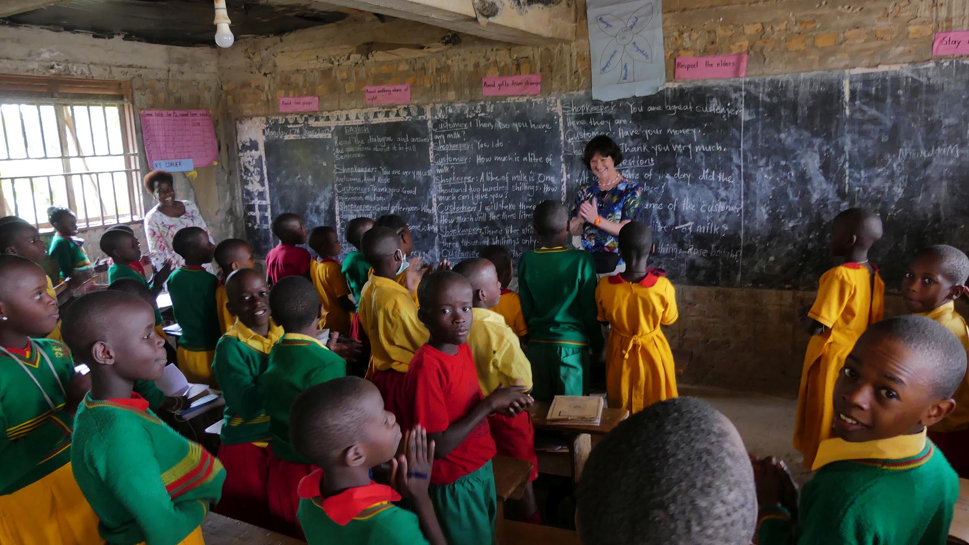  Ex-Oberbürgermeisterin Margret Mergen spricht im afrikanischen Uganda vor Kindern in einem Klassenzimmer einer neu gebauten Schule. Das Projekt wurde von ihr angestoßen und mit Spenden aus Baden-Baden finanziert. 