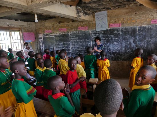  Ex-Oberbürgermeisterin Margret Mergen spricht im afrikanischen Uganda vor Kindern in einem Klassenzimmer einer neu gebauten Schule. Das Projekt wurde von ihr angestoßen und mit Spenden aus Baden-Baden finanziert. 