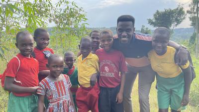 Mit dem Schulprojekt in der Region Mityana in Uganda verbessern sich die Bildungschancen der Kindern. Schulleiter Ray Aliganyira informiert in Baden-Baden über das mit Spenden finanzierte Projekt.