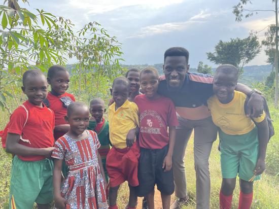 Mit dem Schulprojekt in der Region Mityana in Uganda verbessern sich die Bildungschancen der Kindern. Schulleiter Ray Aliganyira informiert in Baden-Baden über das mit Spenden finanzierte Projekt.