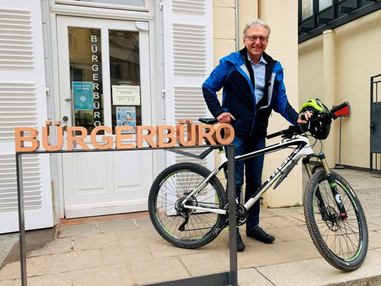 Bürgermeister Alexander Uhlig steht mit seinem Mountainbike vor dem Rathaus in Baden-Baden. 