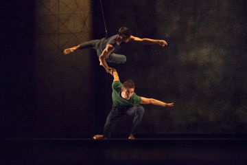 Der akrobatische Stil der Compagnie Käfig aus Paris basiert auf Hip-Hop-Elementen und zeitgenössischem Tanz. 