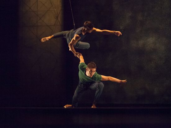 Der akrobatische Stil der Compagnie Käfig aus Paris basiert auf Hip-Hop-Elementen und zeitgenössischem Tanz. 