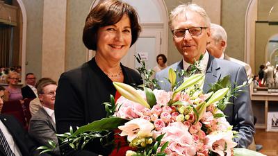 Bürgermeister Alexander Uhlig überreicht Baden-Badens OB Margret Mergen bei deren Verabschiedung einen Blumenstrauß.