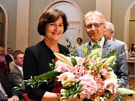 Bürgermeister Alexander Uhlig überreicht Baden-Badens OB Margret Mergen bei deren Verabschiedung einen Blumenstrauß.