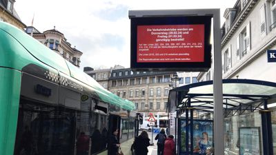 Die Infotafeln an den Bushaltestellen in Baden-Baden weisen auf den zweitägigen Streik bei den Verkehrsbetrieben hin.