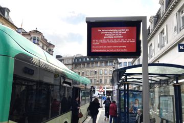 Die Infotafeln an den Bushaltestellen in Baden-Baden weisen auf den zweitägigen Streik bei den Verkehrsbetrieben hin.