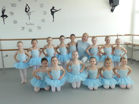 Vladlena Leonovich mit ihren jüngsten Ballettschülerinnen in entzückenden Tutus.