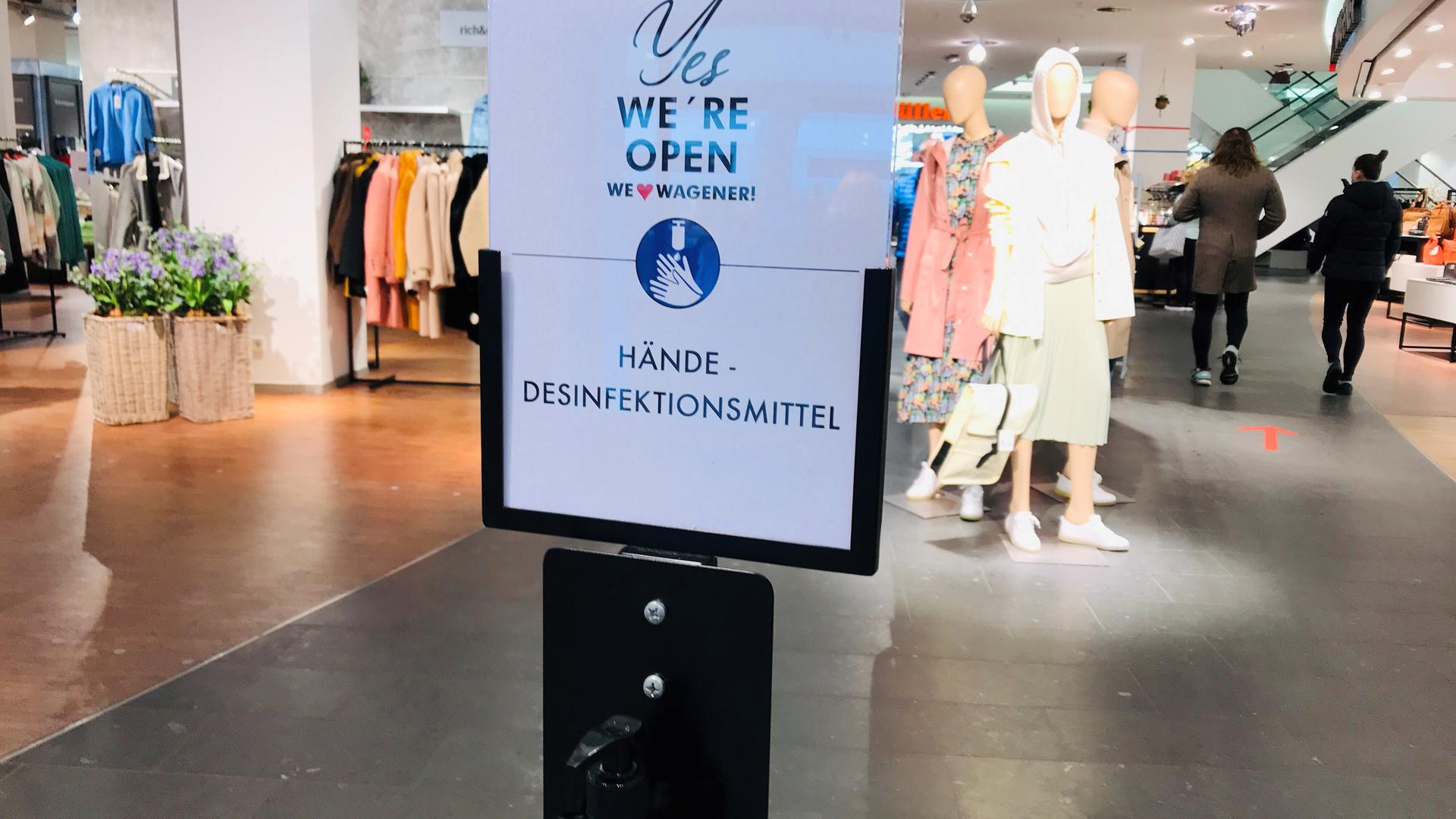 Am Eingang des Kaufhauses Wagener Galerie in Baden-Baden steht ein Desinfektionsmittelspender.