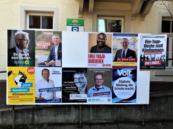Auf einer großen Fläche hängen die Wahlplakate der Landtagskandidaten für den Wahlkreis Baden-Baden.