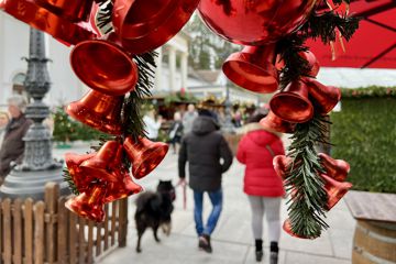 Blick durch eine Weihnachtsdekoration hindurch auf das Baden-Badener Kurhaus und den Weihnachtsmarkt