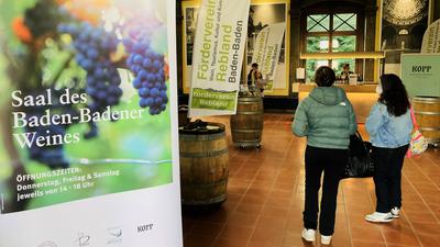 Zwei junge Frauen betreten den Saal des Baden-Badener Weins in der Trinkhalle in Baden-Baden.