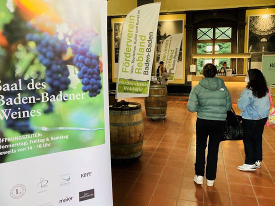 Zwei junge Frauen betreten den Saal des Baden-Badener Weins in der Trinkhalle in Baden-Baden.