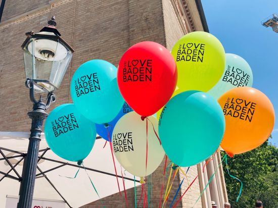 Die Initiative „We love Baden-Baden“ wirbt mit bunten Luftballons in Baden-Baden. 