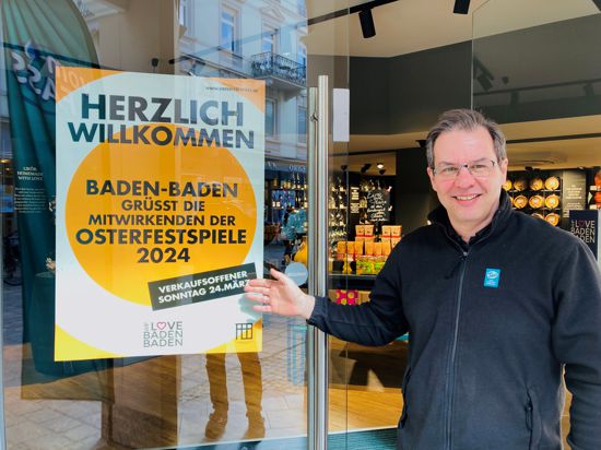 Mit Plakaten werben Geschäfte in der City von Baden-Baden für den verkaufsoffenen Sonntag. 