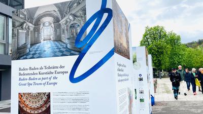 Info-Stelen informieren auf der Fieser-Brücke in Baden-Baden über den Welterbe-Titel. 