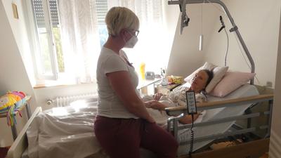 Pflegerin Marion Schnurr vom Hospiz Karfanaum kümmert sich liebevoll um eine Patientin
