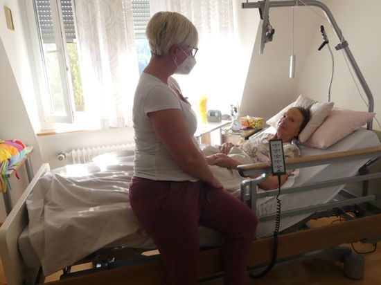 Pflegerin Marion Schnurr vom Hospiz Karfanaum kümmert sich liebevoll um eine Patientin