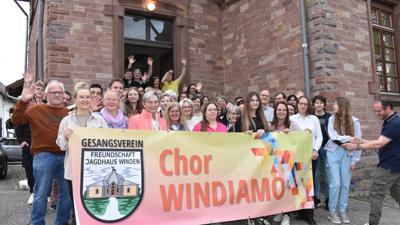 Der um mehr als 25 Mitglieder angewachsene Chor Windiamo präsentiert sich vor dem Probenlokal in Winden.