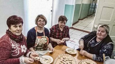 Berufsschullehrer fertigen Wareniki (ukrainische Teigtaschen) für die Versorgung von Schutzsuchenden