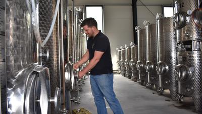 Sven Nieger bei den Tanks, in denen noch etliche tausend Liter Wein reifen. 