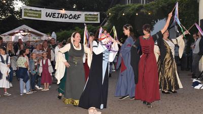 Mit den Tänzen der Bürgerfrauen zieht ein Hauch Mittelalter ins Städtl. 