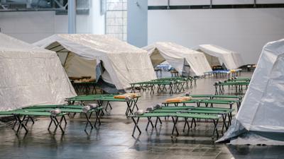 Zelte und rund 1000 Feldbetten stehen in der Außenstelle für ukrainische Geflüchtete auf dem Messegelände. Der Bahnhof Hannover Messe ist das zentrales Drehkreuz für die Verteilung der aus der Ukraine vertriebenen Menschen. 