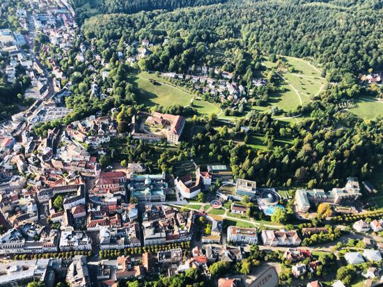  Ein Blick aus der Vogelperspektive auf die Altstadt von Baden-Baden mit dem Neuen Schloss und dem Bäderviertel.