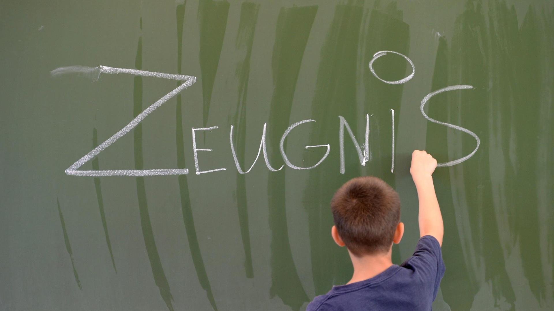 Das Wort «Zeugnis» schreibt ein Junge an eine Tafel. Foto: Ralf Hirschberger/Archiv
