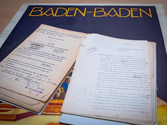 Der Antrag der Stadt Baden-Baden auf die Namensänderung von 1931 liegt auf einem Plakat, auf dem der Doppelname schon steht.