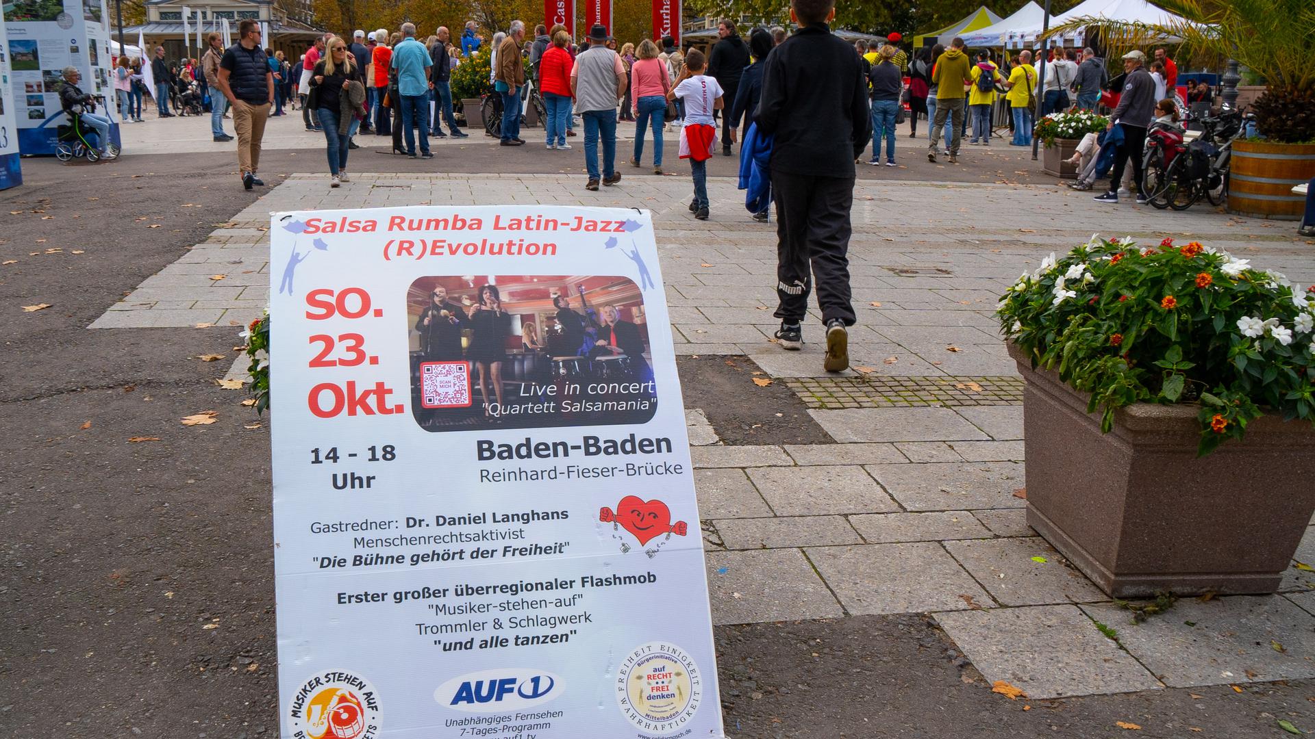 Ermittlungen ausgelöst: Ein Teilnehmer der Kundgebung am Sonntag in Baden-Baden soll mit seiner Flagge den Staat verunglimpft haben.