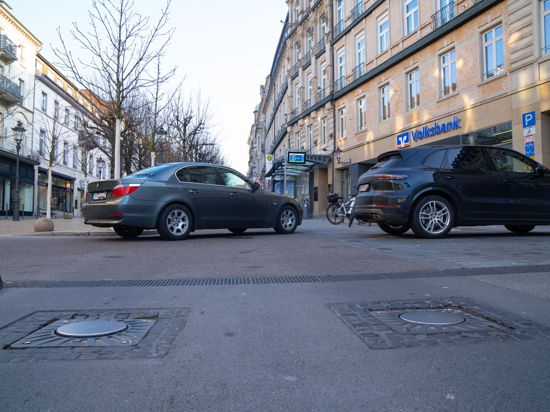 eingefahrene Poller am Leopoldsplatz, dahinter fahren Autos