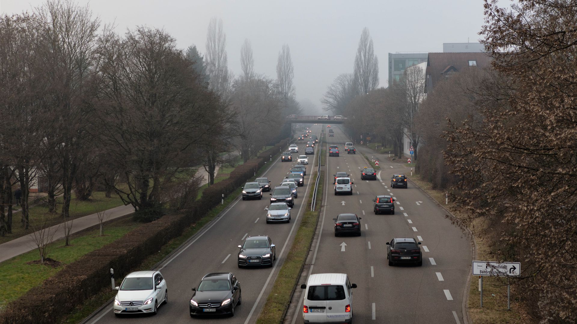 Hin und Her: Die vielen Ein- und Auspendler sorgen in der Kurstadt (im Bild der Autobahn-Zubringer) auch für eine Menge Verkehr. 