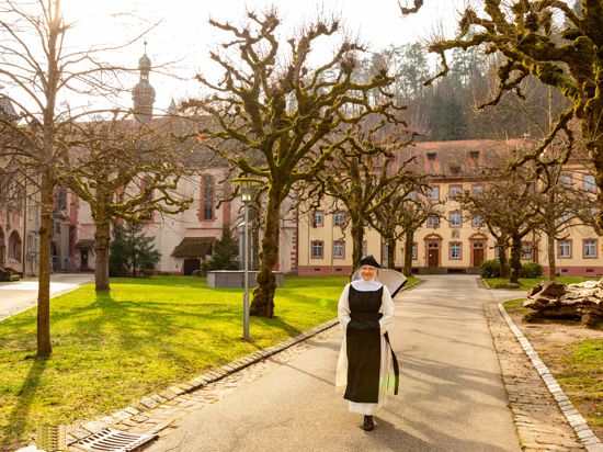 Schwester Maria Cordis Much läuft durch den Hof der Abtei Lichtenthal.