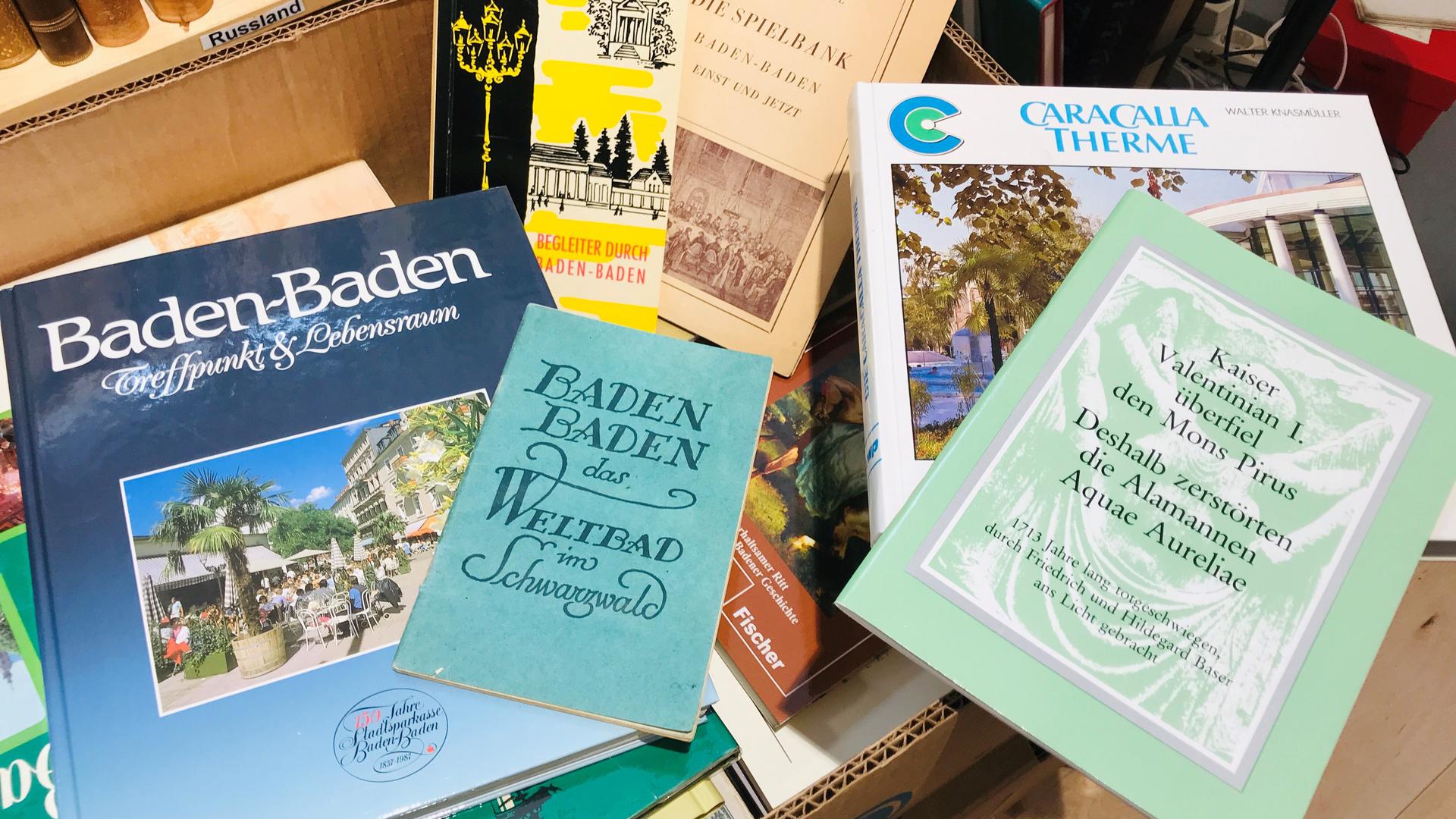  In einer Kiste im Antiquariat im Baldreit liegen Bücher mit Bezug zu Baden-Baden. 