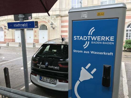 Ein Elektroauto wird in Baden-Baden am Kurhaus an einer Ladestation aufgeladen.